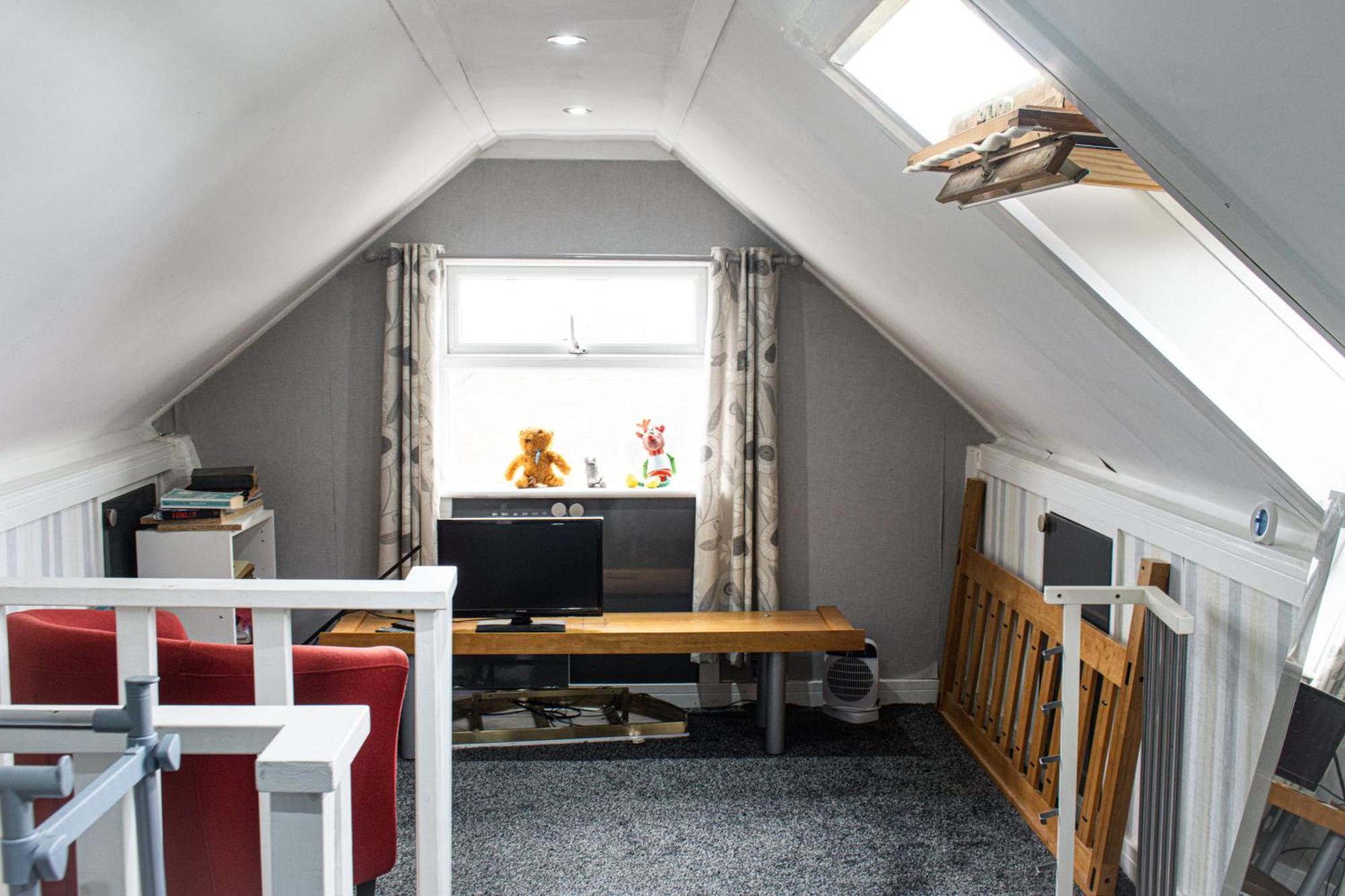 Luton Lodge - Newly Renovated Ideal For Short Stay, Close To Airport Train Station, Free Parking Off Street , Luxury Comfort In Low Price Exterior foto