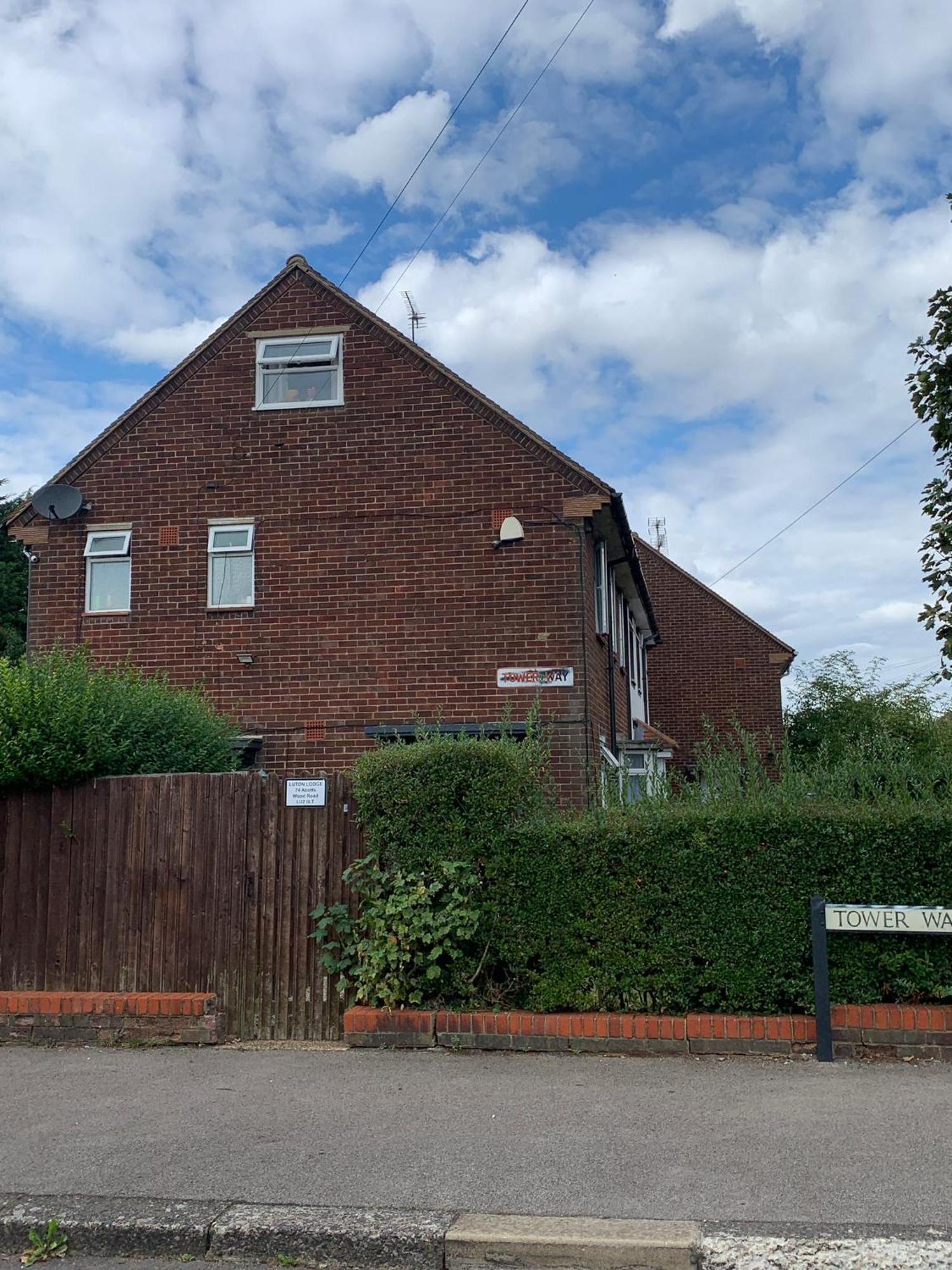 Luton Lodge - Newly Renovated Ideal For Short Stay, Close To Airport Train Station, Free Parking Off Street , Luxury Comfort In Low Price Exterior foto