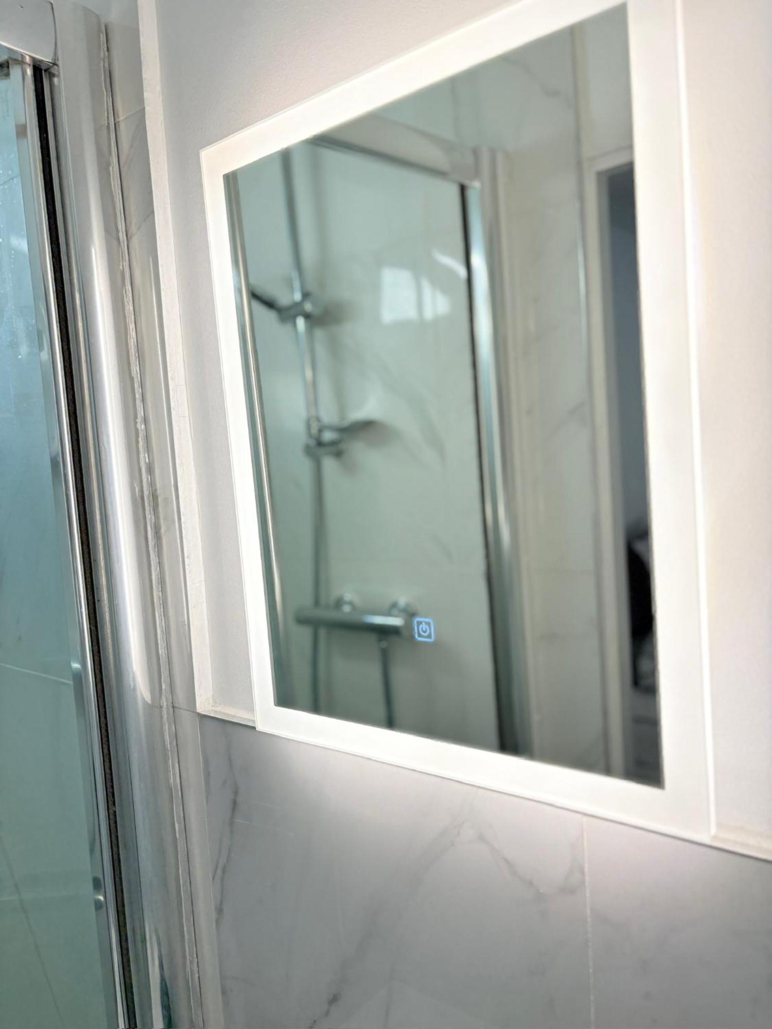 Luton Lodge - Newly Renovated Ideal For Short Stay, Close To Airport Train Station, Free Parking Off Street , Luxury Comfort In Low Price Exterior foto