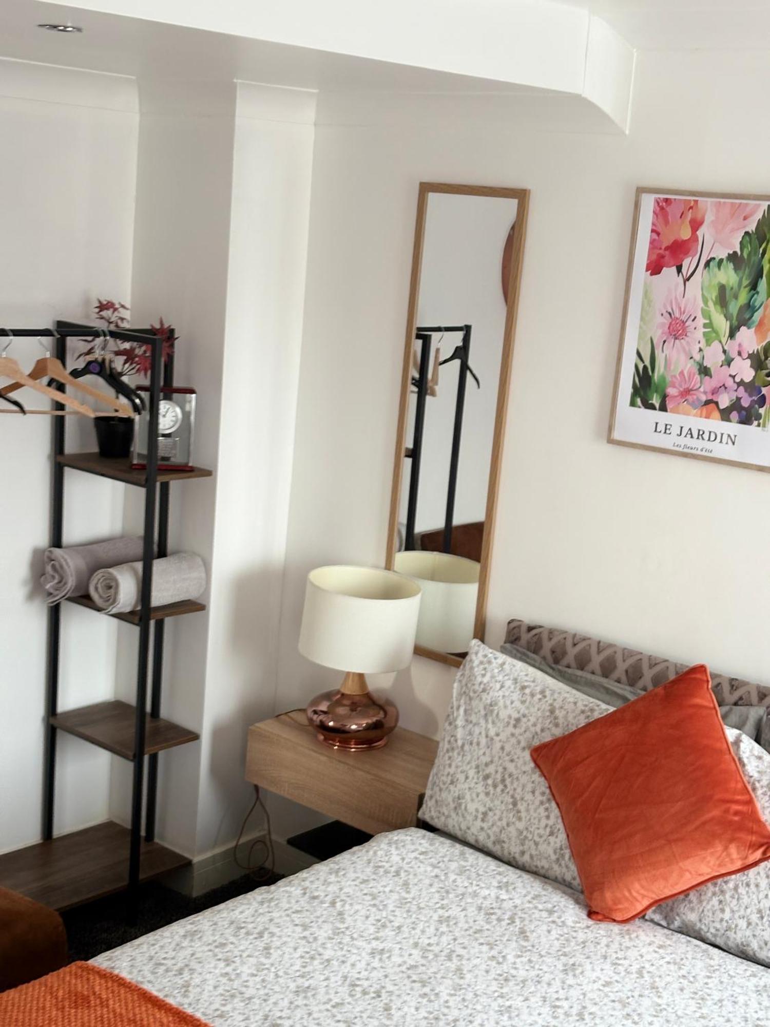 Luton Lodge - Newly Renovated Ideal For Short Stay, Close To Airport Train Station, Free Parking Off Street , Luxury Comfort In Low Price Exterior foto