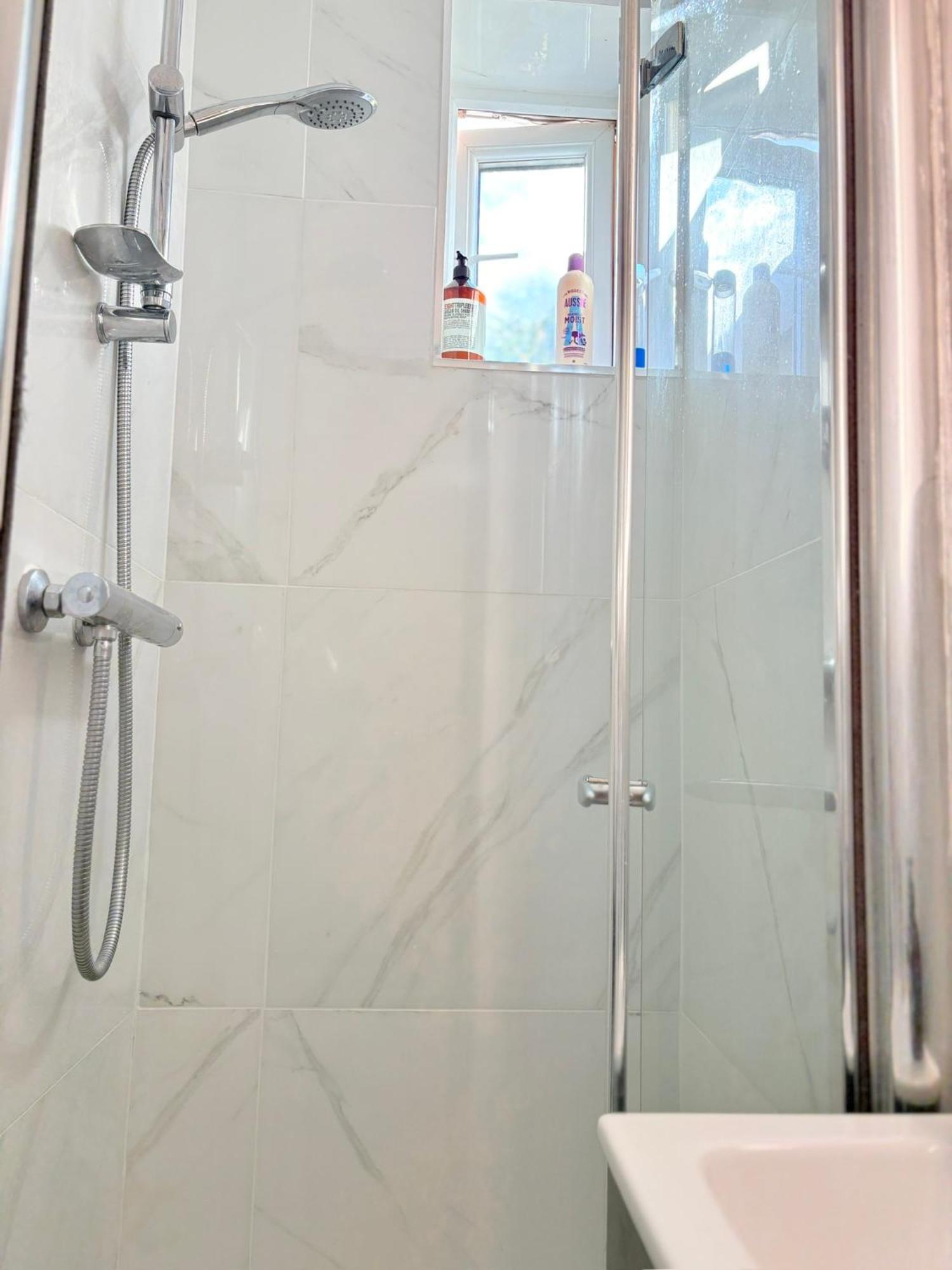 Luton Lodge - Newly Renovated Ideal For Short Stay, Close To Airport Train Station, Free Parking Off Street , Luxury Comfort In Low Price Exterior foto