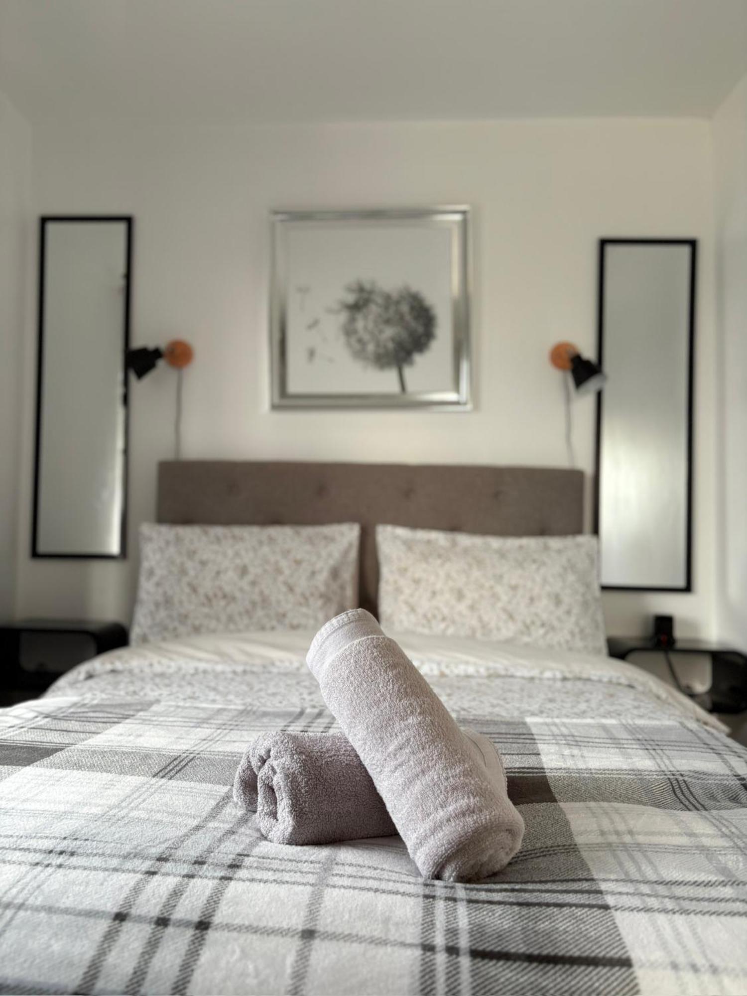 Luton Lodge - Newly Renovated Ideal For Short Stay, Close To Airport Train Station, Free Parking Off Street , Luxury Comfort In Low Price Exterior foto