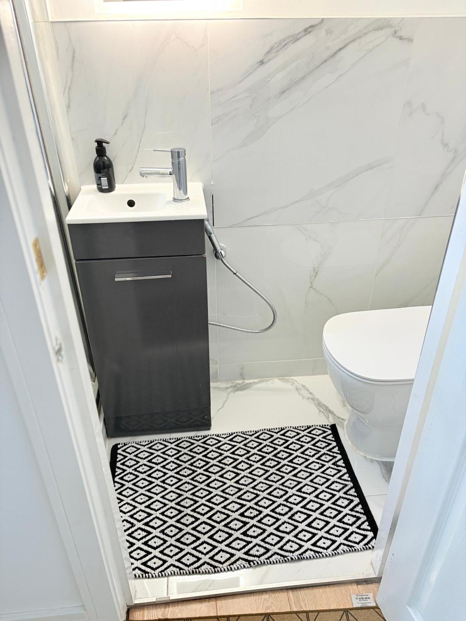 Luton Lodge - Newly Renovated Ideal For Short Stay, Close To Airport Train Station, Free Parking Off Street , Luxury Comfort In Low Price Exterior foto