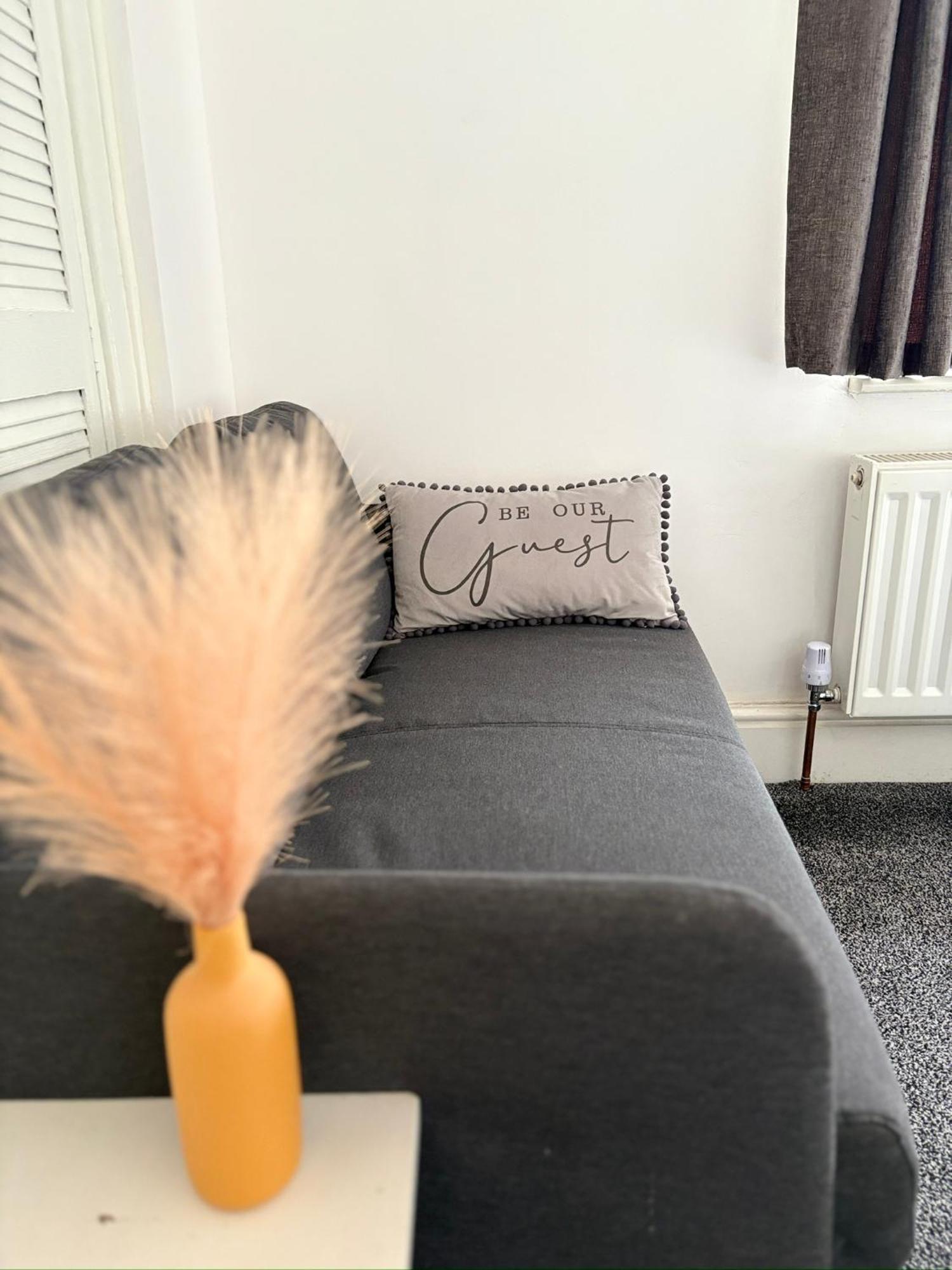 Luton Lodge - Newly Renovated Ideal For Short Stay, Close To Airport Train Station, Free Parking Off Street , Luxury Comfort In Low Price Exterior foto