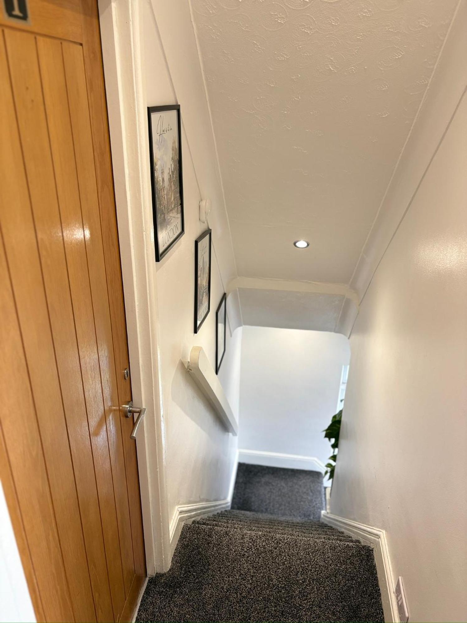 Luton Lodge - Newly Renovated Ideal For Short Stay, Close To Airport Train Station, Free Parking Off Street , Luxury Comfort In Low Price Exterior foto