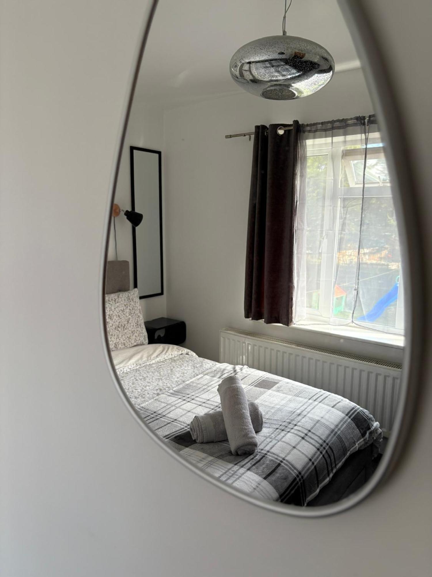 Luton Lodge - Newly Renovated Ideal For Short Stay, Close To Airport Train Station, Free Parking Off Street , Luxury Comfort In Low Price Exterior foto
