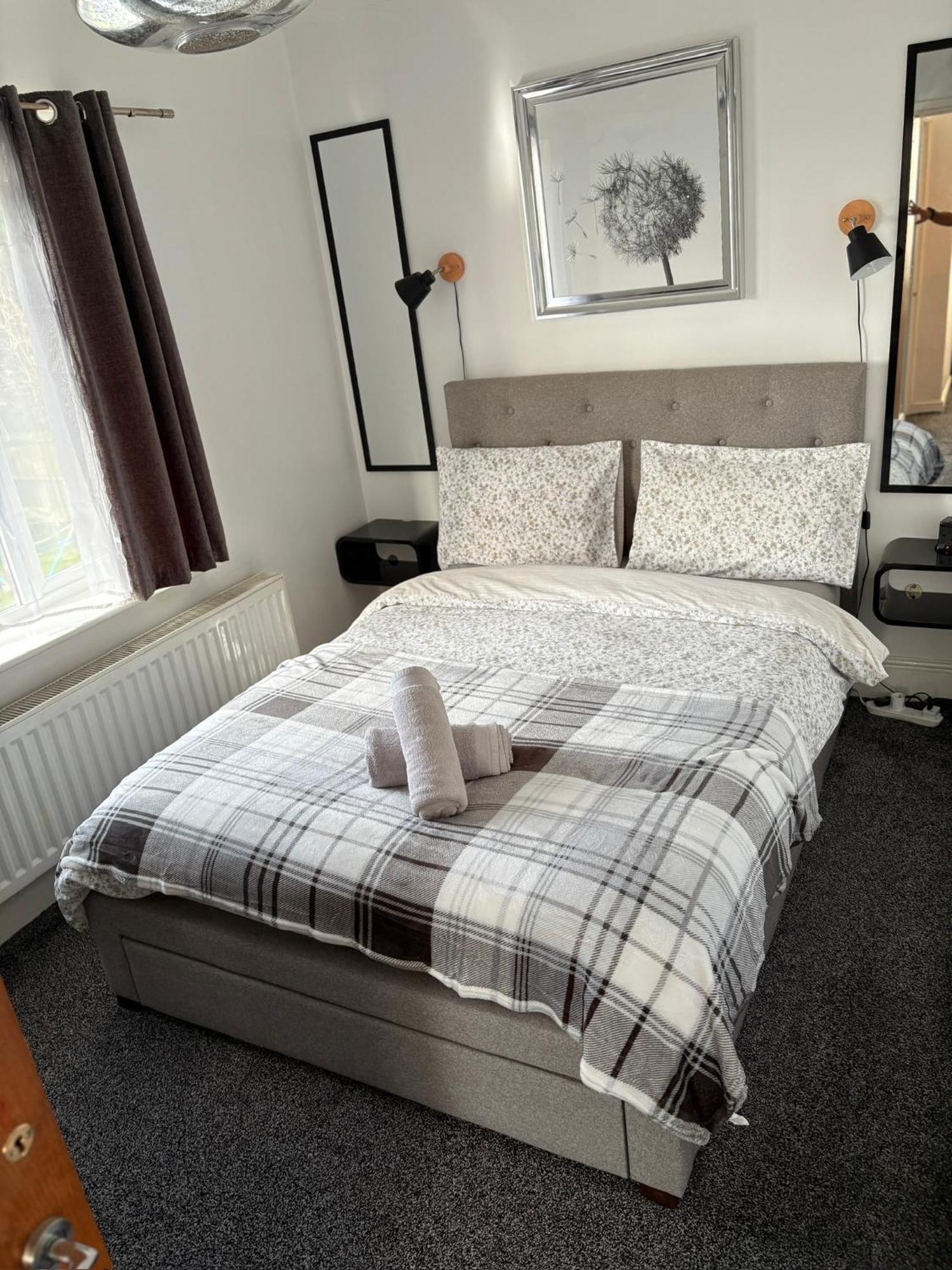 Luton Lodge - Newly Renovated Ideal For Short Stay, Close To Airport Train Station, Free Parking Off Street , Luxury Comfort In Low Price Exterior foto