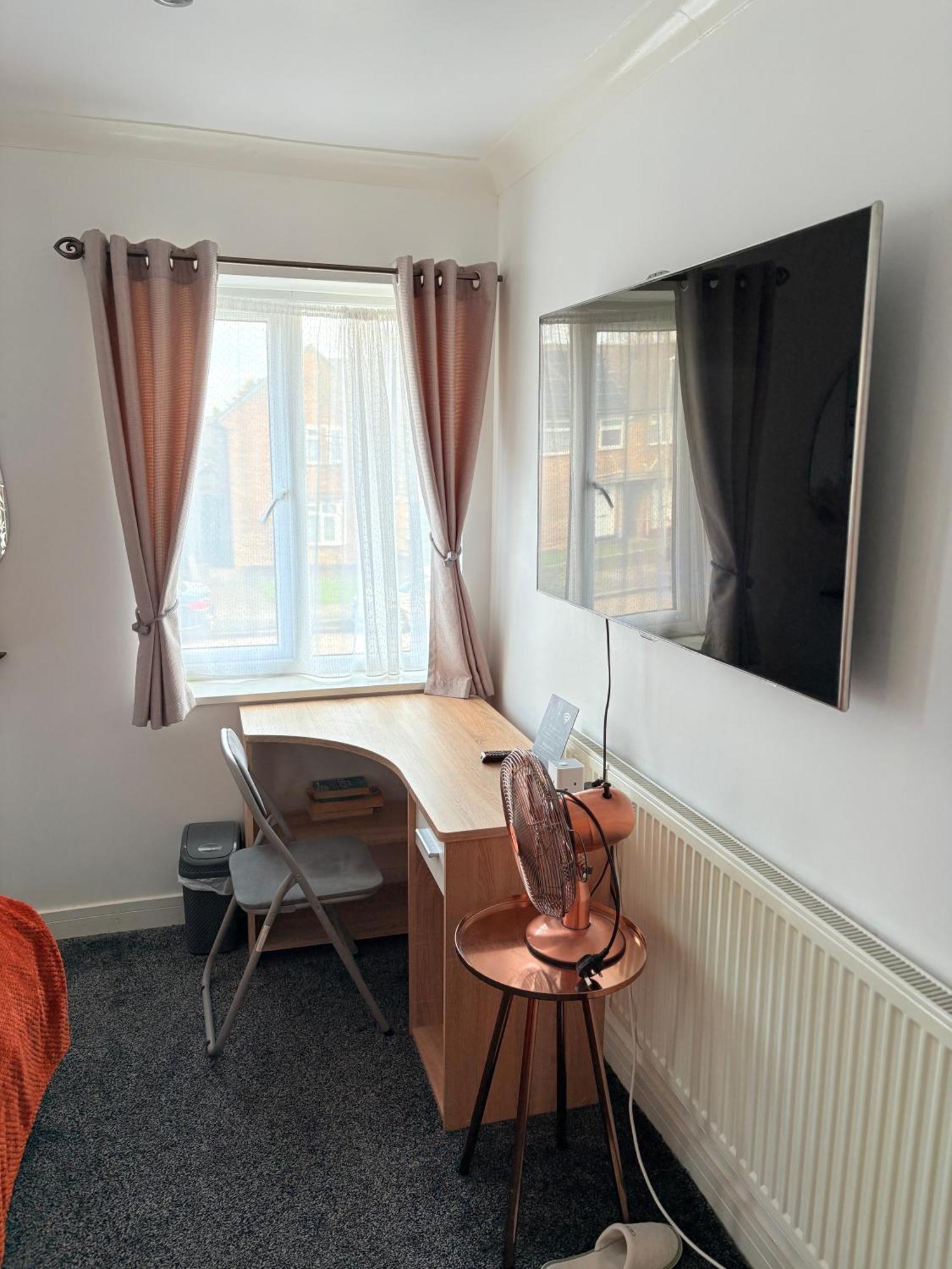 Luton Lodge - Newly Renovated Ideal For Short Stay, Close To Airport Train Station, Free Parking Off Street , Luxury Comfort In Low Price Exterior foto