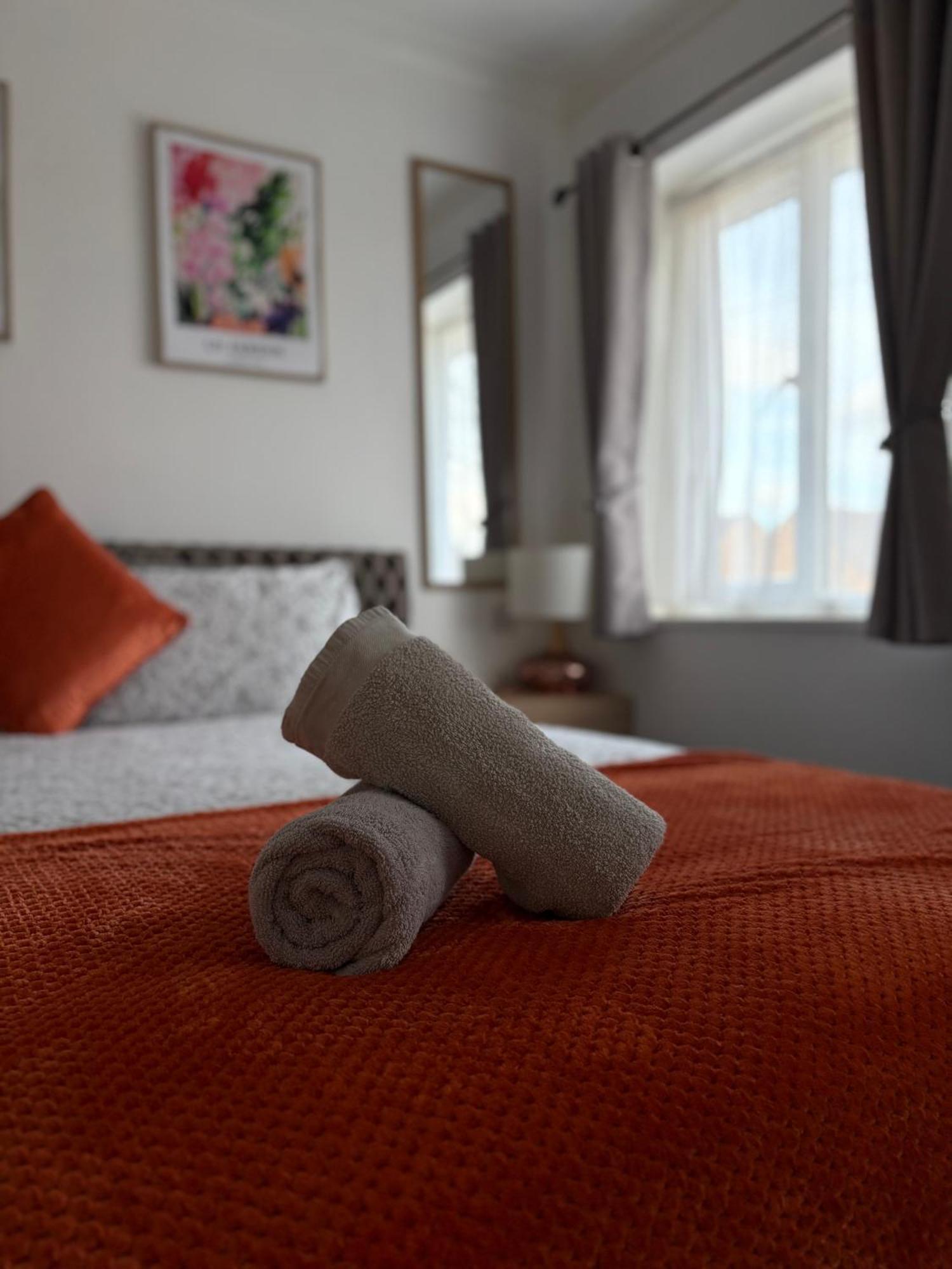Luton Lodge - Newly Renovated Ideal For Short Stay, Close To Airport Train Station, Free Parking Off Street , Luxury Comfort In Low Price Exterior foto