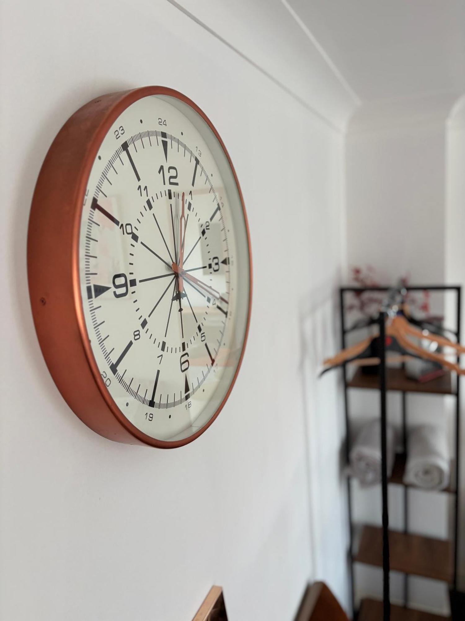 Luton Lodge - Newly Renovated Ideal For Short Stay, Close To Airport Train Station, Free Parking Off Street , Luxury Comfort In Low Price Exterior foto