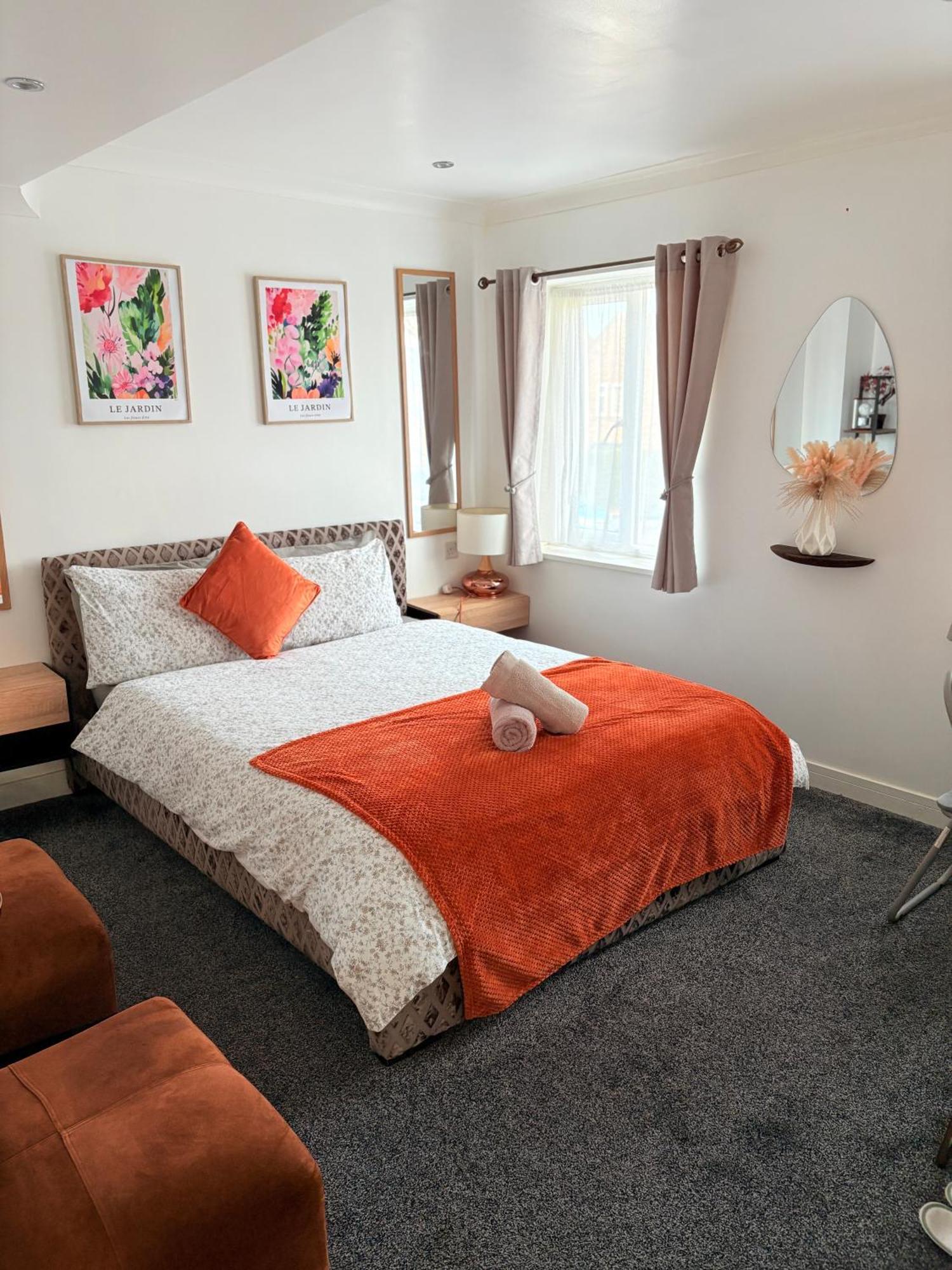 Luton Lodge - Newly Renovated Ideal For Short Stay, Close To Airport Train Station, Free Parking Off Street , Luxury Comfort In Low Price Exterior foto